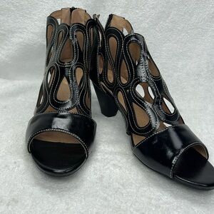 Charming Lady, black cutout 2 inch heel